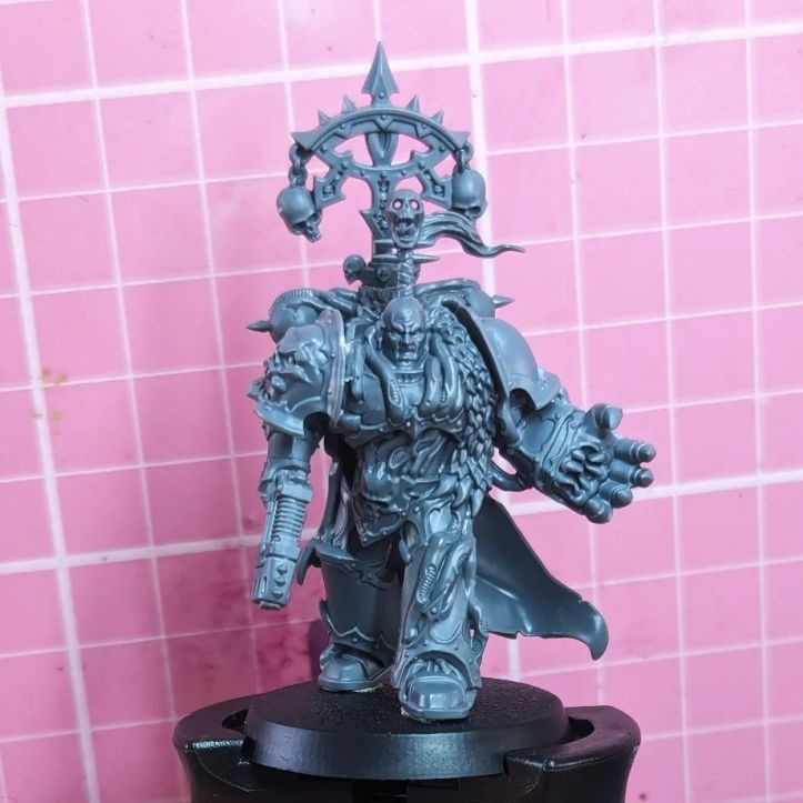 Chosen Champion with Power Fist and Plasma Pistol and Icon of Chaos Undivided - using Chaos Lord Obsidius Mallex as the base with arm swaps 