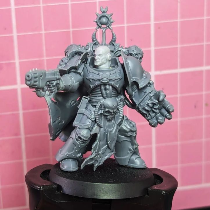 Emperors Children Creations of Bile Chosen Champion with Plasma Pistol and Power Fist and Icon of Slaanesh with Captain Lucius face