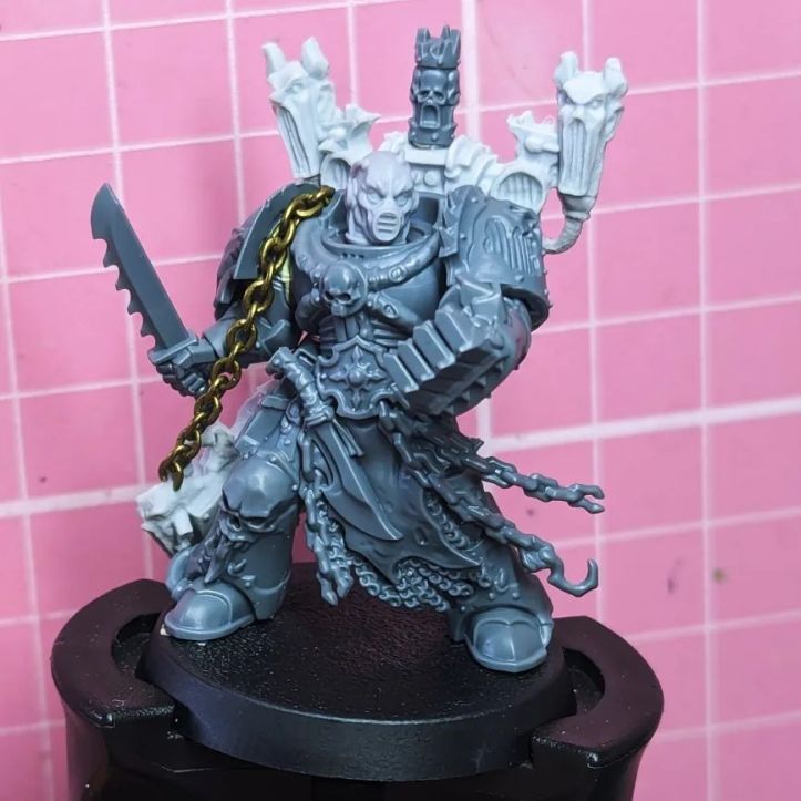 Emperors Children Noise Marine Champion of Slaanesh with Sonic Blaster and Doom Siren as well as a Powerfist Horus Heresy Legion Praetor Head